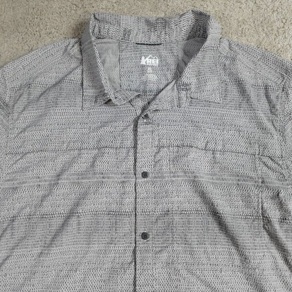 REI Co-Op Shirt XL Gray Beige Geometric Pattern Vented Snap Pockets - Picture 1 of 12